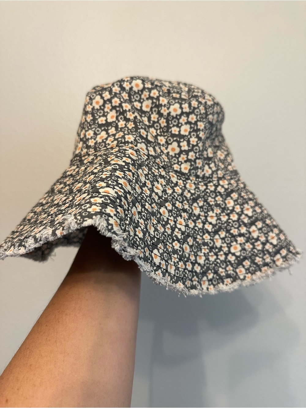 NATURAL LIFE Floral Bucket Hat with White & Orange Daisies Ditzy Daisy